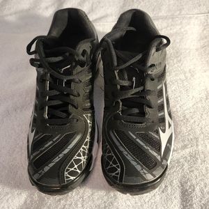 Mizuno Women's Tennis Shoes Black and White Size 8